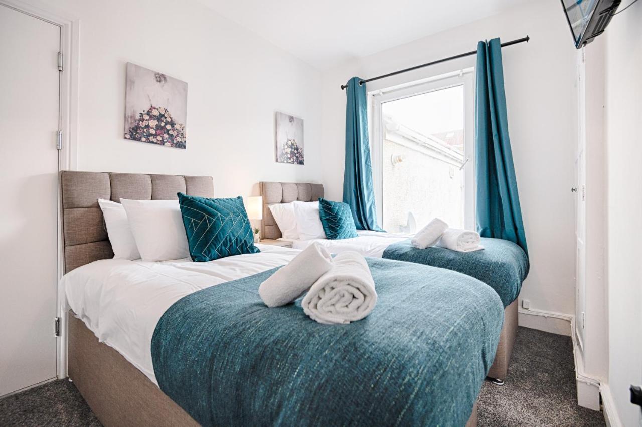 Chesshyre Accommodation - Tv In Every Bedroom! Swansea Exteriör bild